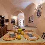 In Centro Citta, Nei Vicoli Del Borgo *