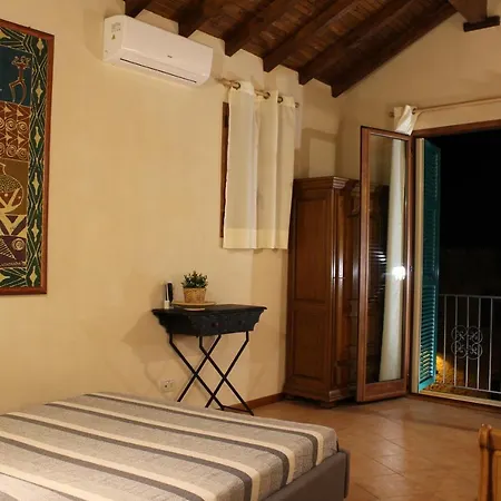 In Centro Citta, Nei Vicoli Del Borgo * Sanremo