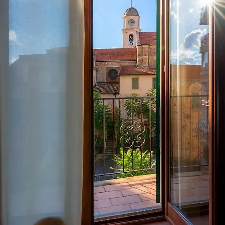 In Centro Citta, Nei Vicoli Del Borgo * Sanremo