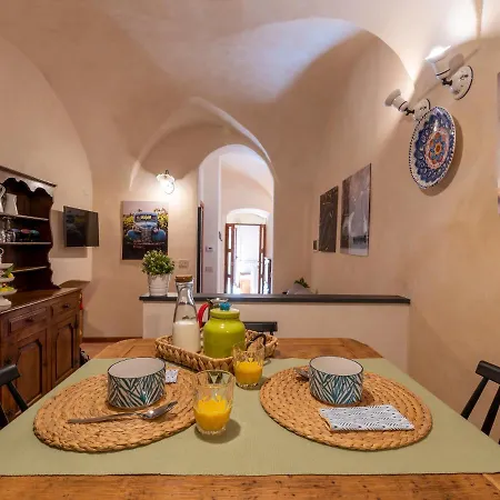 In Centro Città, Nei Vicoli Del Borgo *