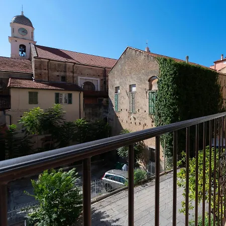 In Centro Città, Nei Vicoli Del Borgo San Remo