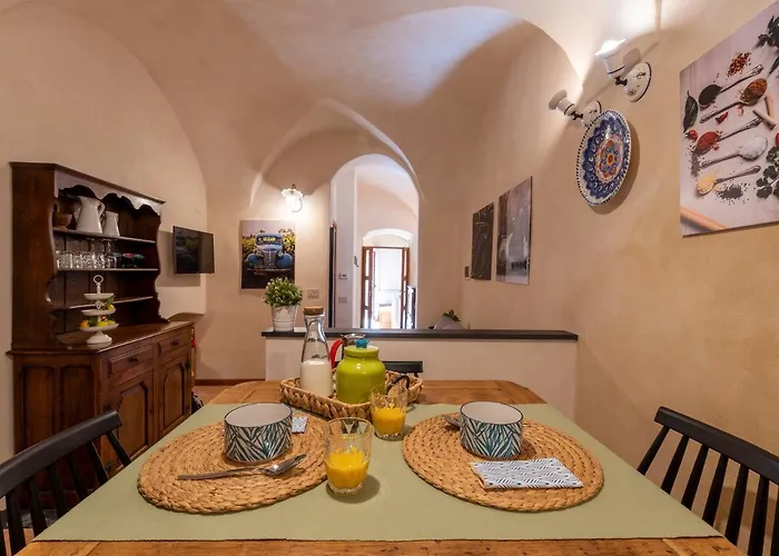 In Centro Citta, Nei Vicoli Del Borgo *