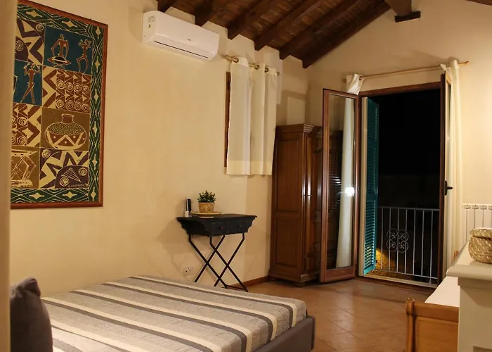 In Centro Citta, Nei Vicoli Del Borgo * Sanremo