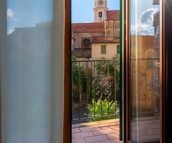 In Centro Citta, Nei Vicoli Del Borgo * Sanremo