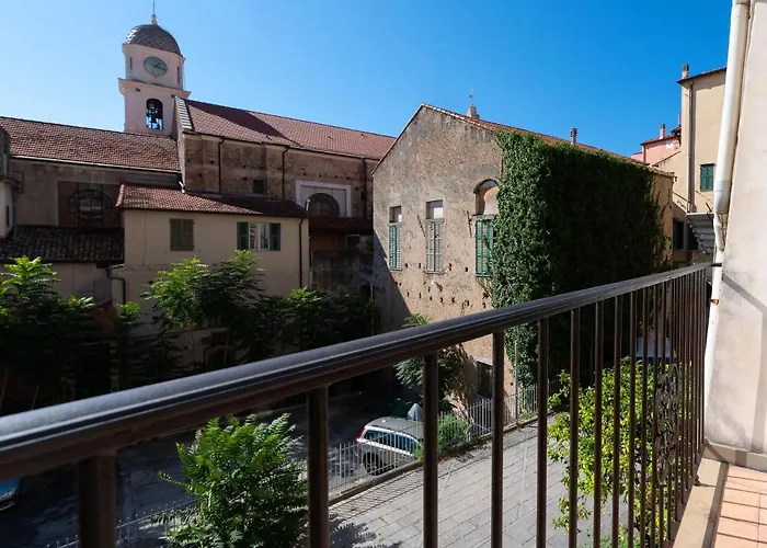 In Centro Citta, Nei Vicoli Del Borgo Sanremo